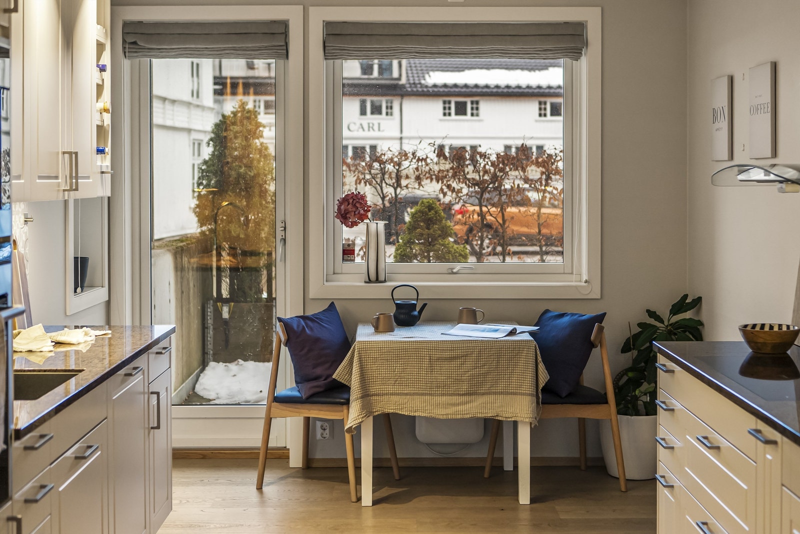 Her er det fint å innta de daglige måltider og med utgang til en koselig uteplass Galleribilde