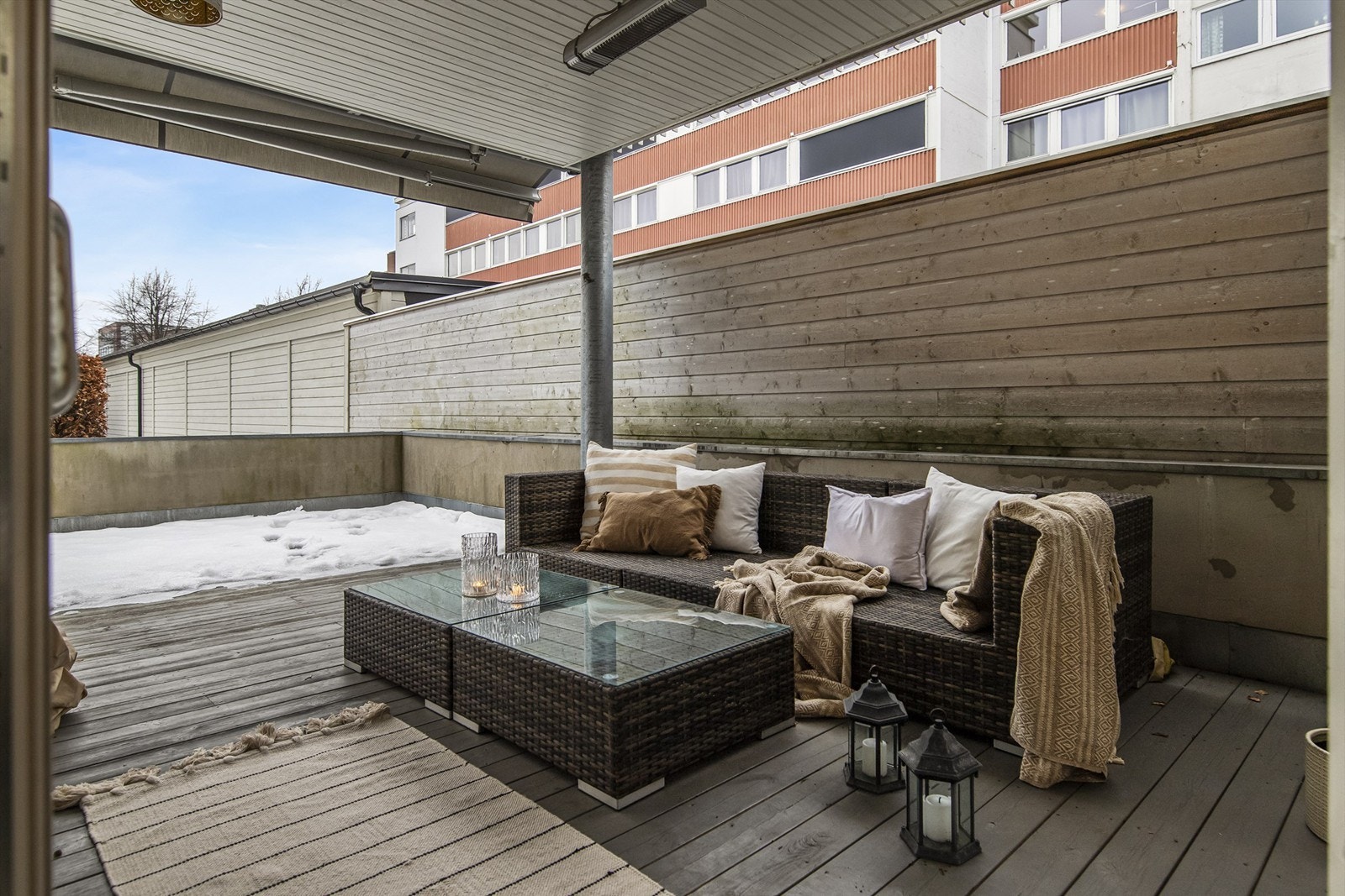 Sydvendt terrasse med elektrisk markise med vindmåler Galleribilde