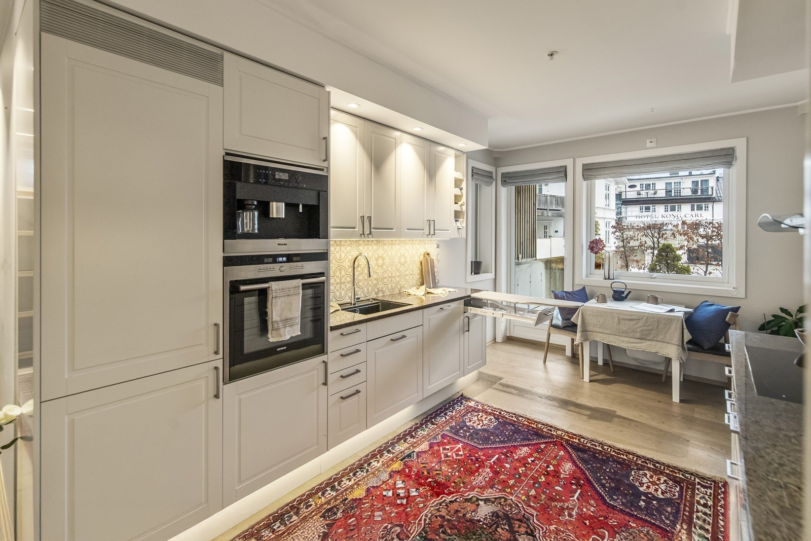 Når detaljene teller! Integrert strykebrett i innredningen samt helt kjøleskap, kaffemaskin, stekeovn, oppvaskmaskin, platetopp og ventilator Galleribilde