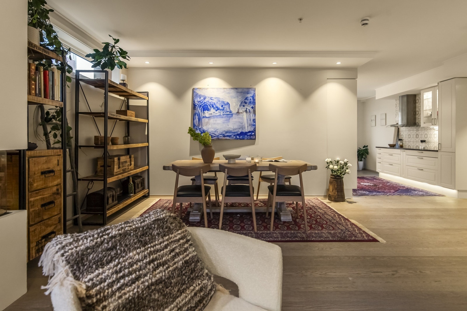 Kjøkkenet er dels tilbaketrukket fra stuen Galleribilde