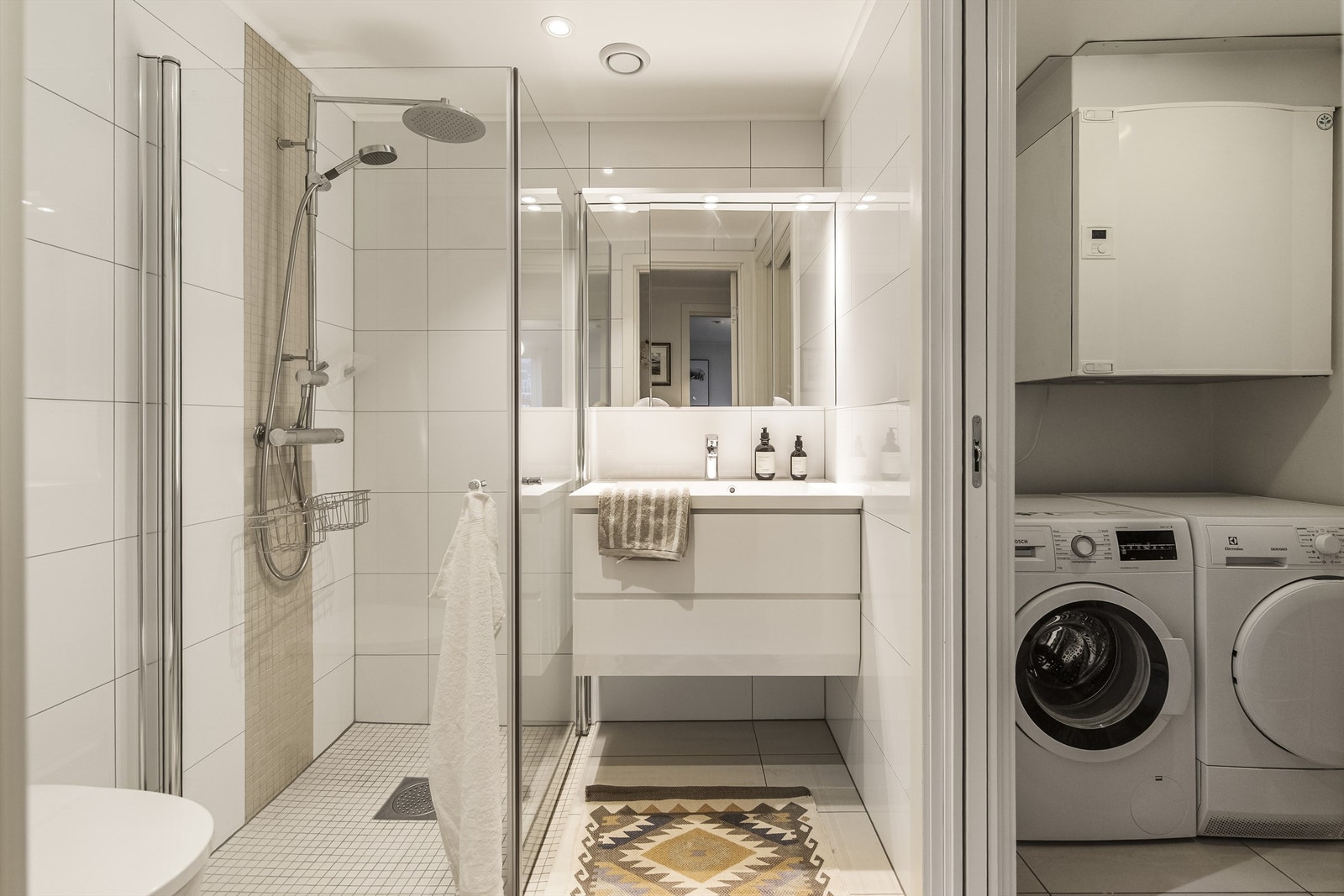 Bad 2 er også moderne og pent innredet med vannbåren varme i gulv. Her er det delt med skyvedør inntil separat vaskerom med plass til både vaskemaskin og tørketrommel Galleribilde