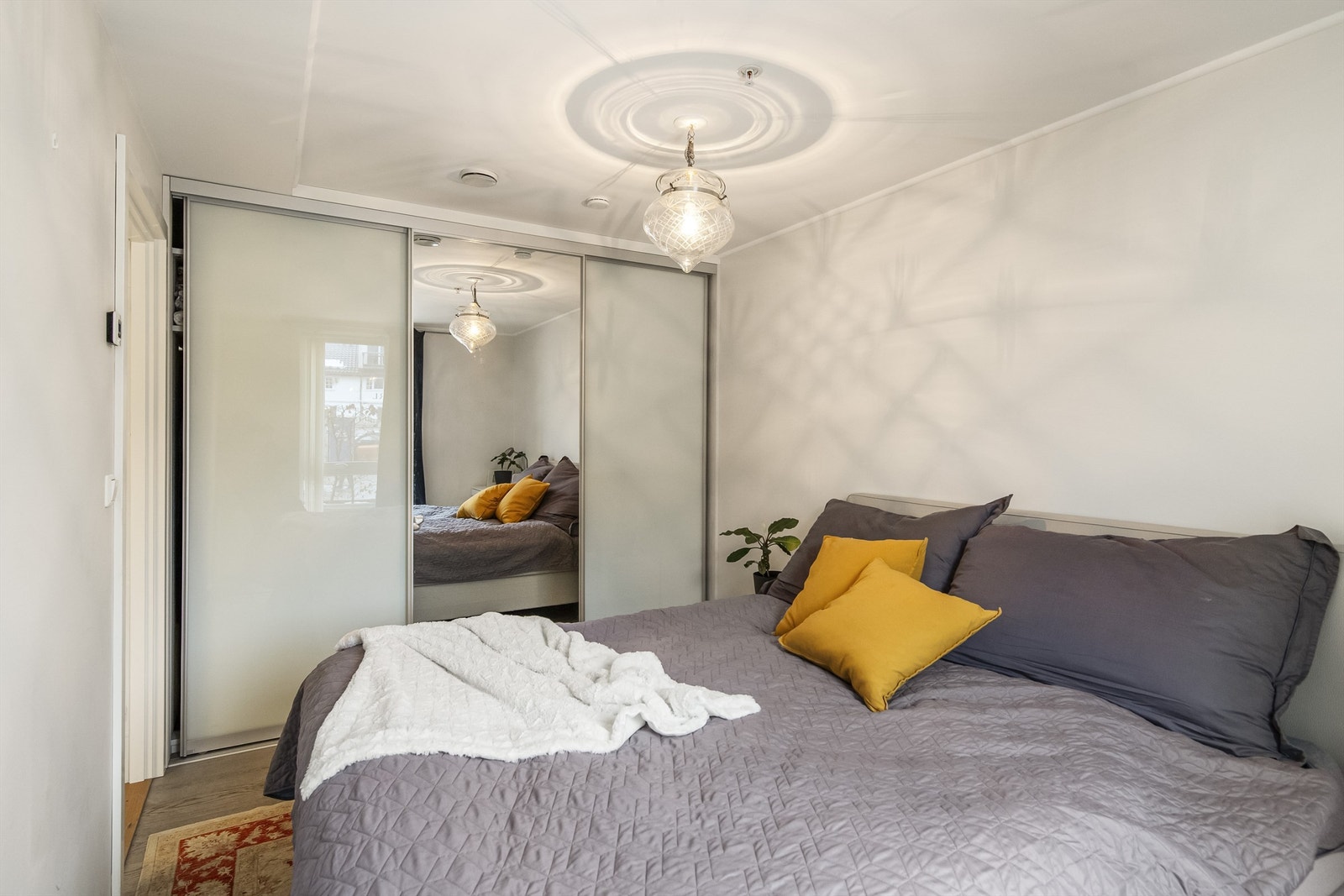 Skyvedørsgarderobe med god lagringsplass og speilfront Galleribilde