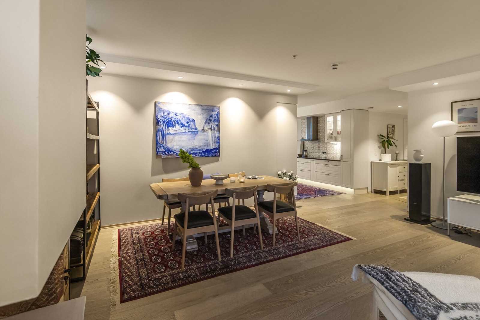 Fin bruk av dimbare downlights som hovedbelysning Galleribilde