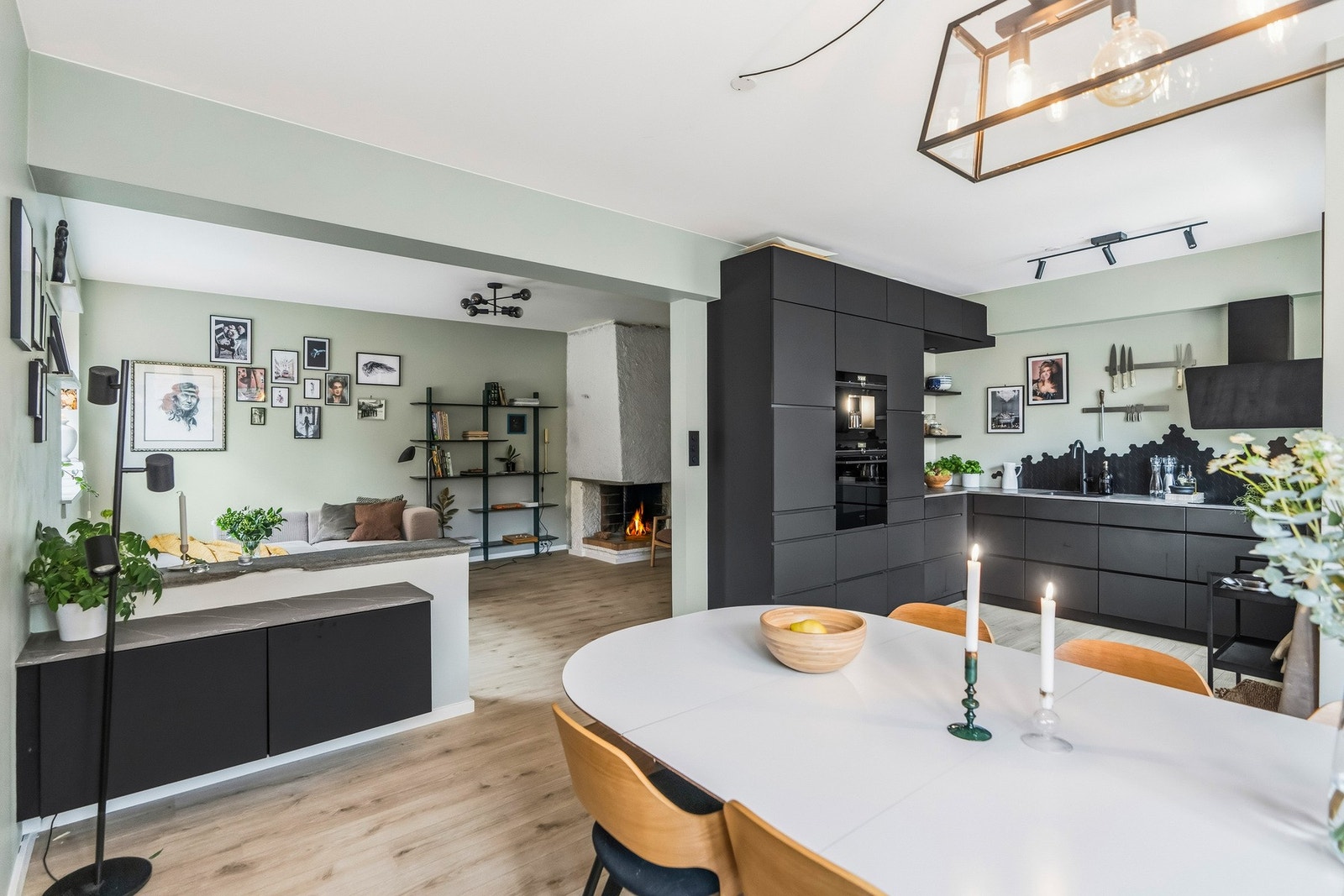 Stuen er lys og romslig, med vinduer på flere sider som slipper inn rikelig med dagslys. Galleribilde