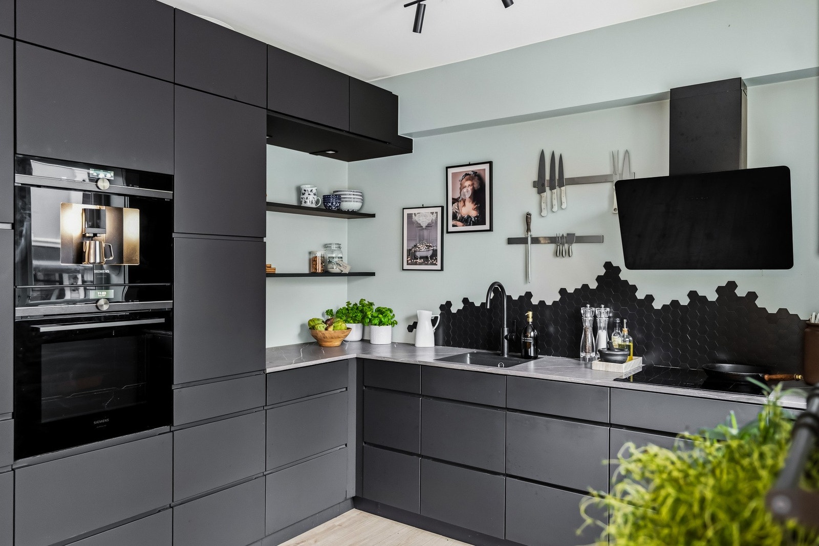 Kjøkkenet byr på rikelig med benkeplass og godt utnyttet skapplass i høyden. Galleribilde