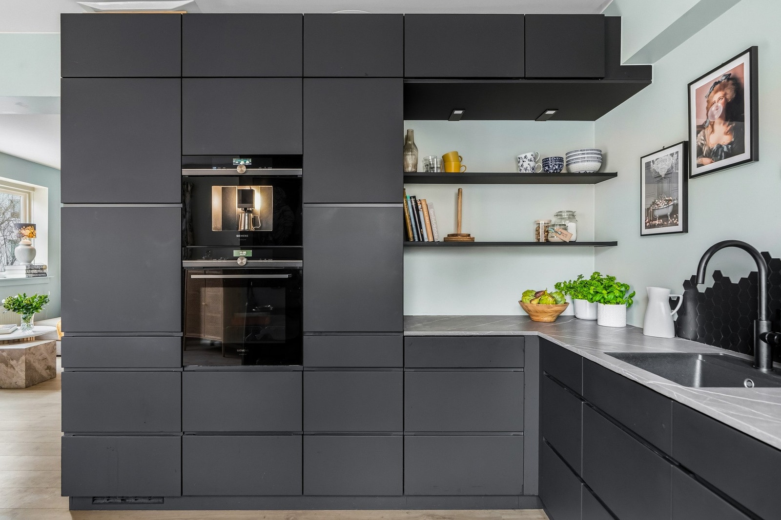 Praktisk og pen nisje med strømuttak og åpne hyller. Galleribilde