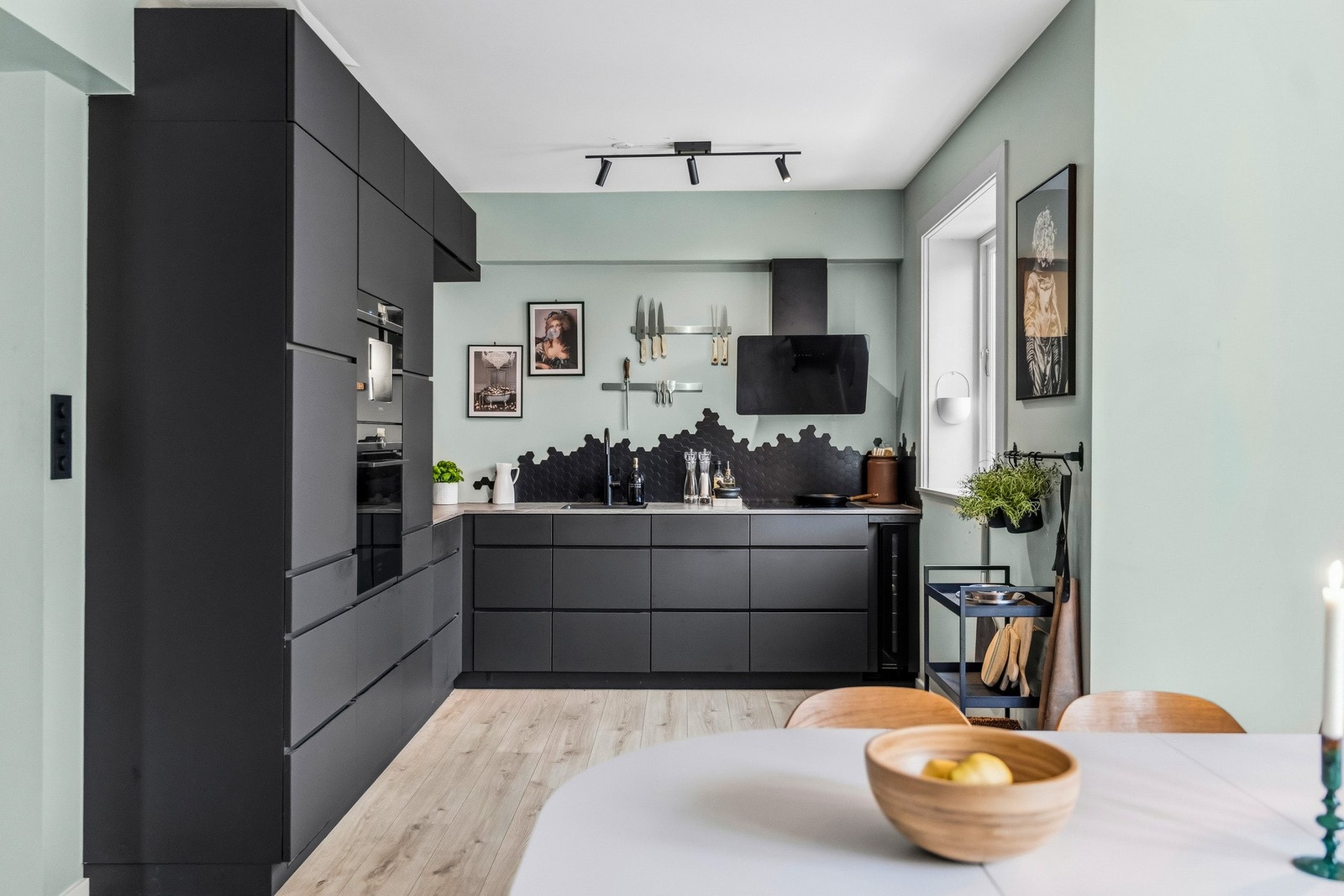 Boligen er påkostet i 2021 med nytt lekkert kjøkken fra Kvik, nye gulv i 2024 og malte overflater. El-anlegg oppgradert i 2023. Galleribilde