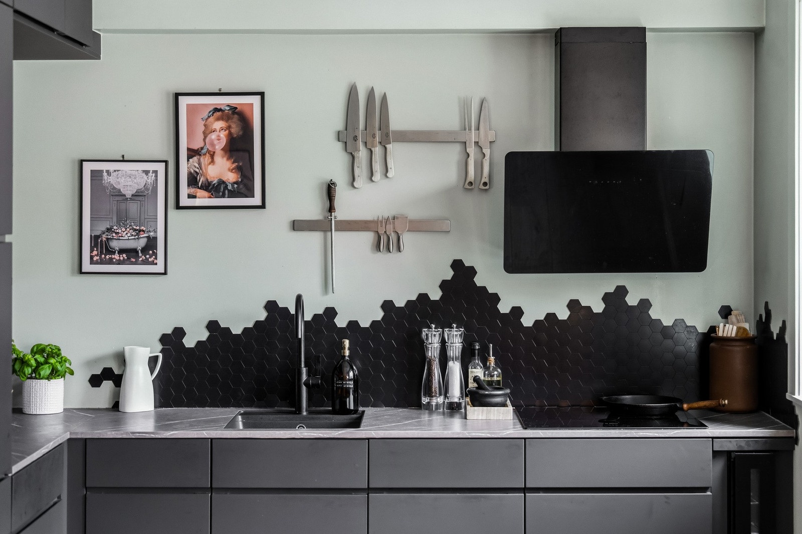 Integrert i innredningen er kjøleskap og fryser, komfyr, platetopp, kaffemaskin, oppvaskmaskin og vinskap. Kullfilterventilator. Galleribilde