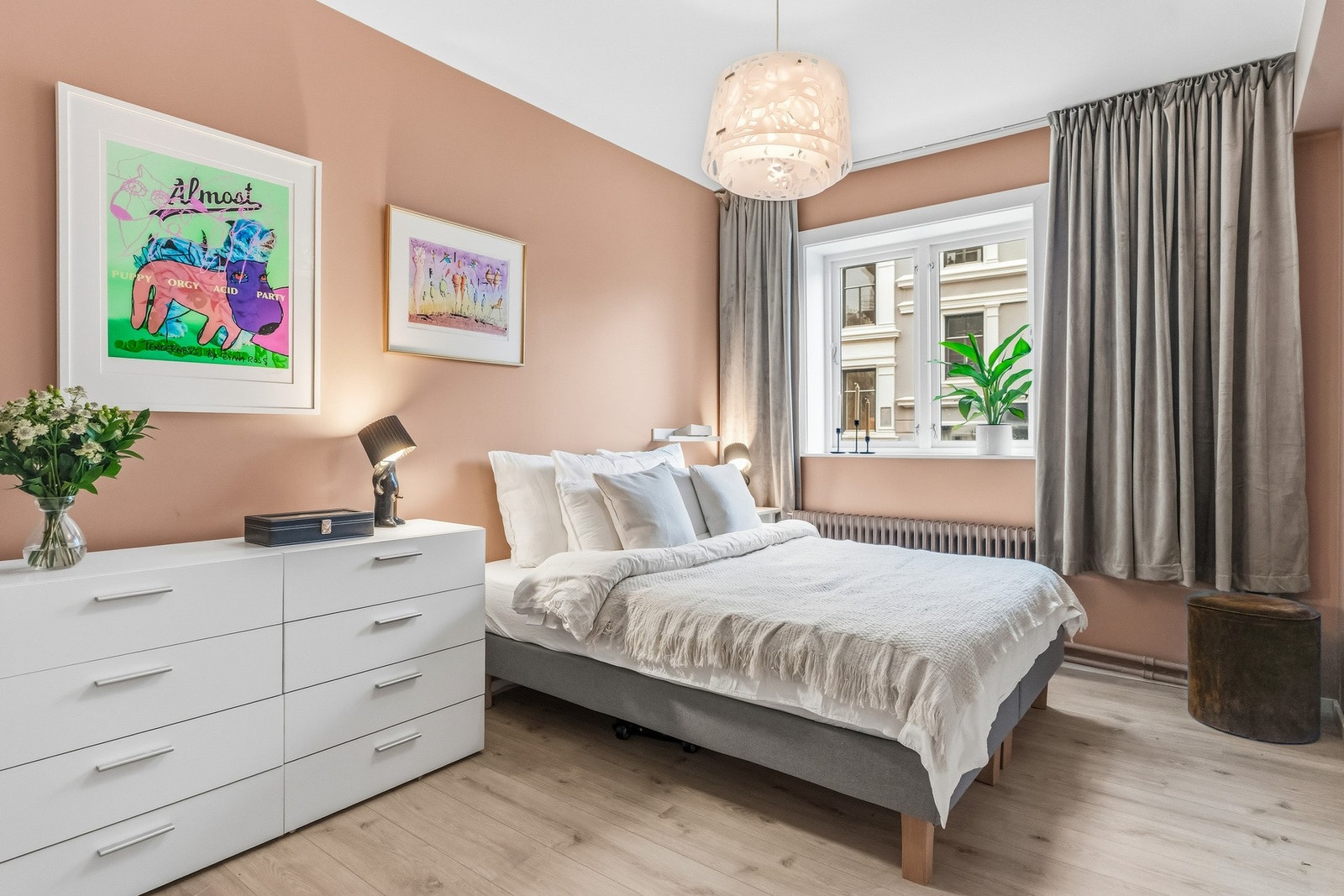 Hovedsoverommet er på ca. 11,7 kvm, og rommer god plass til dobbeltseng, tilhørende nattbord, kommode samt rikelig med plass til å garderobeskap. Galleribilde