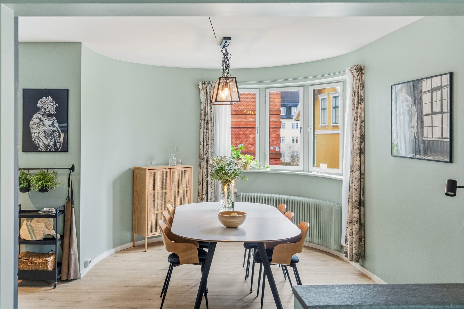 Romslig spisesone i boligens karakteristiske bue. Galleribilde