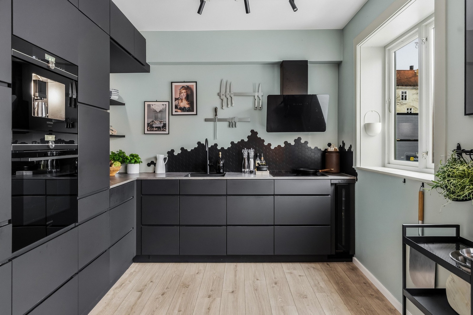 Lekkert og svært funksjonelt kjøkken fra Kvik, nytt fra 2021. Galleribilde