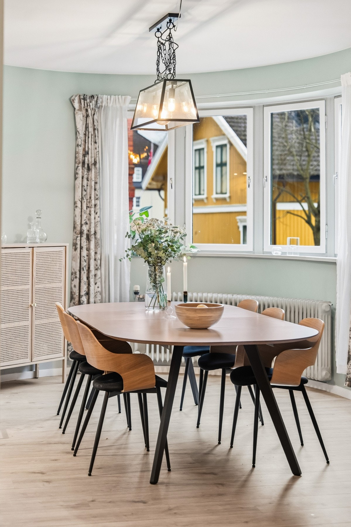 God plass til langbord. Hit kan det inviteres til bedre måltid! Galleribilde