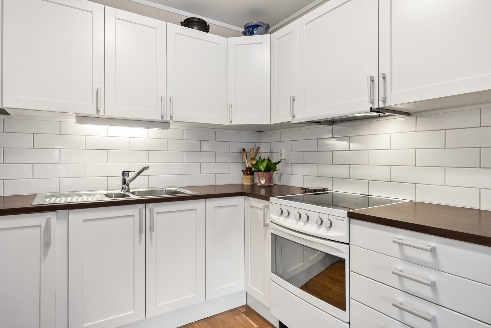 Pent kjøkken med klassisk uttrykk og stilrene løsninger Galleribilde