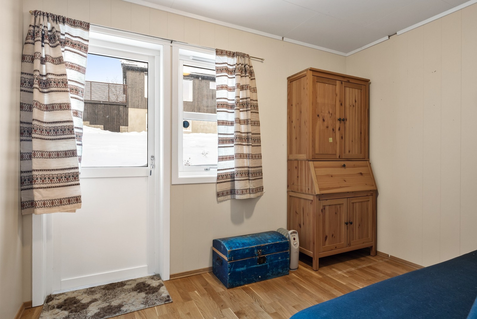 Soverom 2 har egen adkomst til platting og uteomgivelser Galleribilde