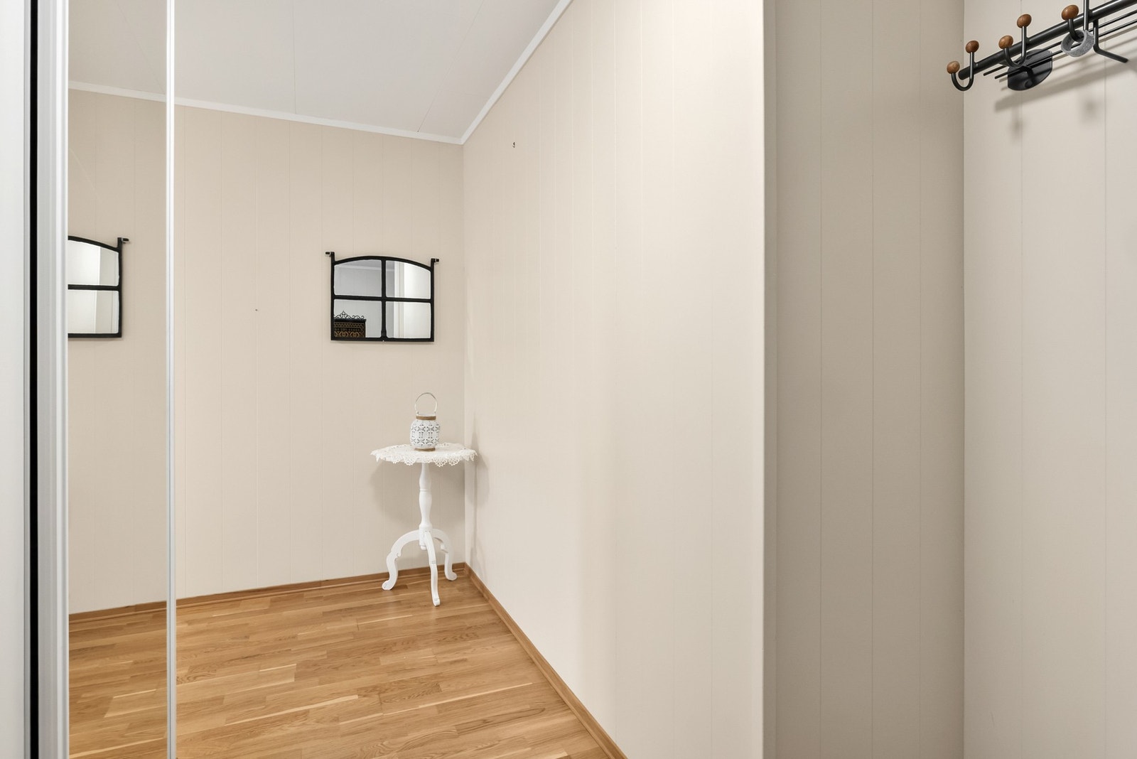 Entrè med praktisk garderobeløsning Galleribilde