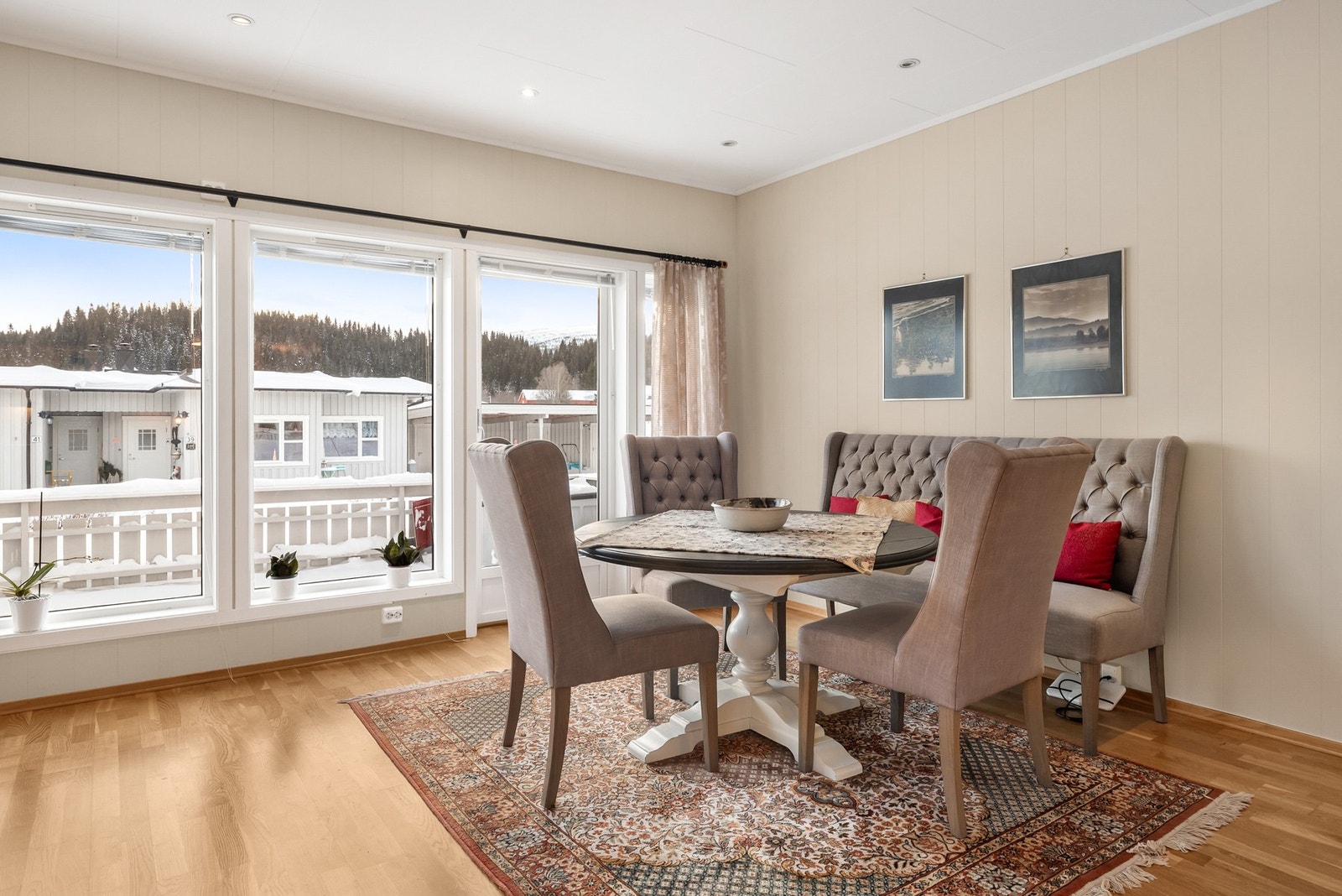 Fra stuen er det tilkomst til koselig terrasse Galleribilde