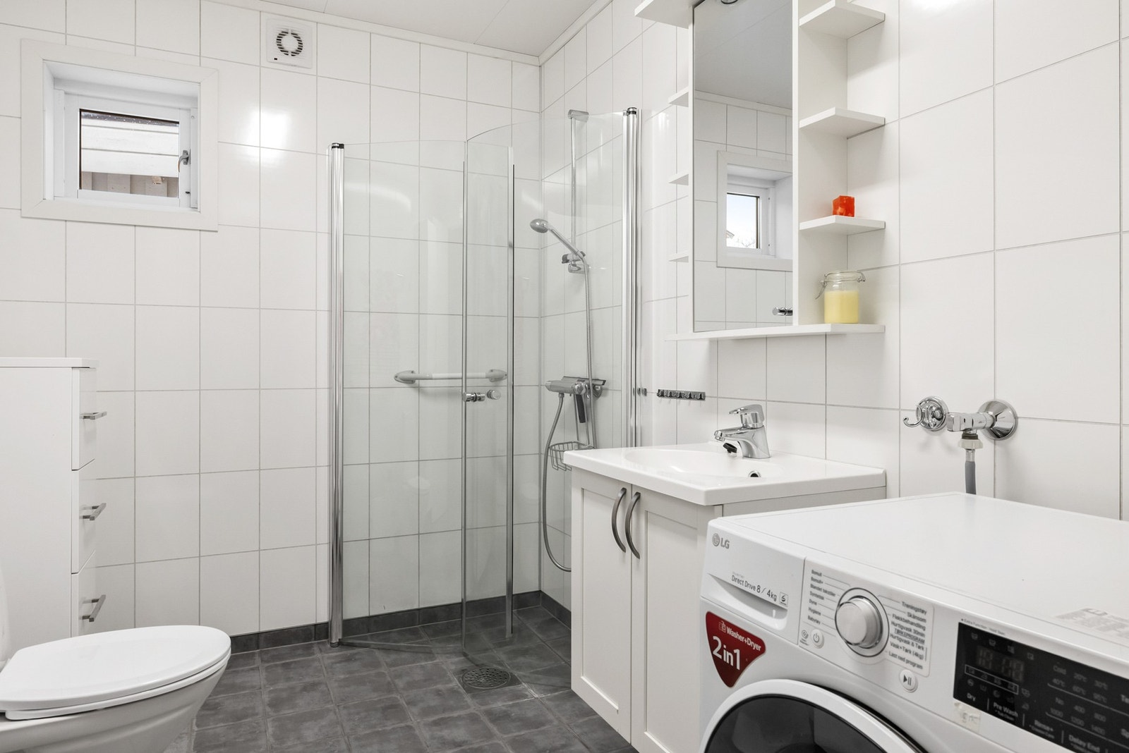 Rommet er kombinert bad- og vaskerom Galleribilde