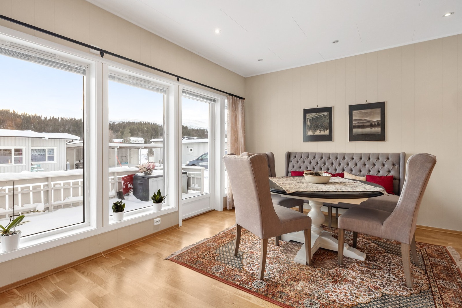 Godt lysinnslipp i stuen skaper en lys og trivelig atmosfære Galleribilde