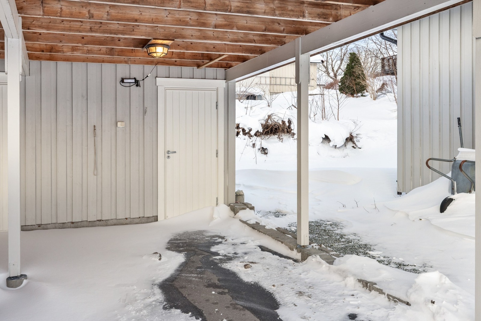 Parkering i egen carport med asfaltert dekke og uisolert bod på ca. 6 m² Galleribilde