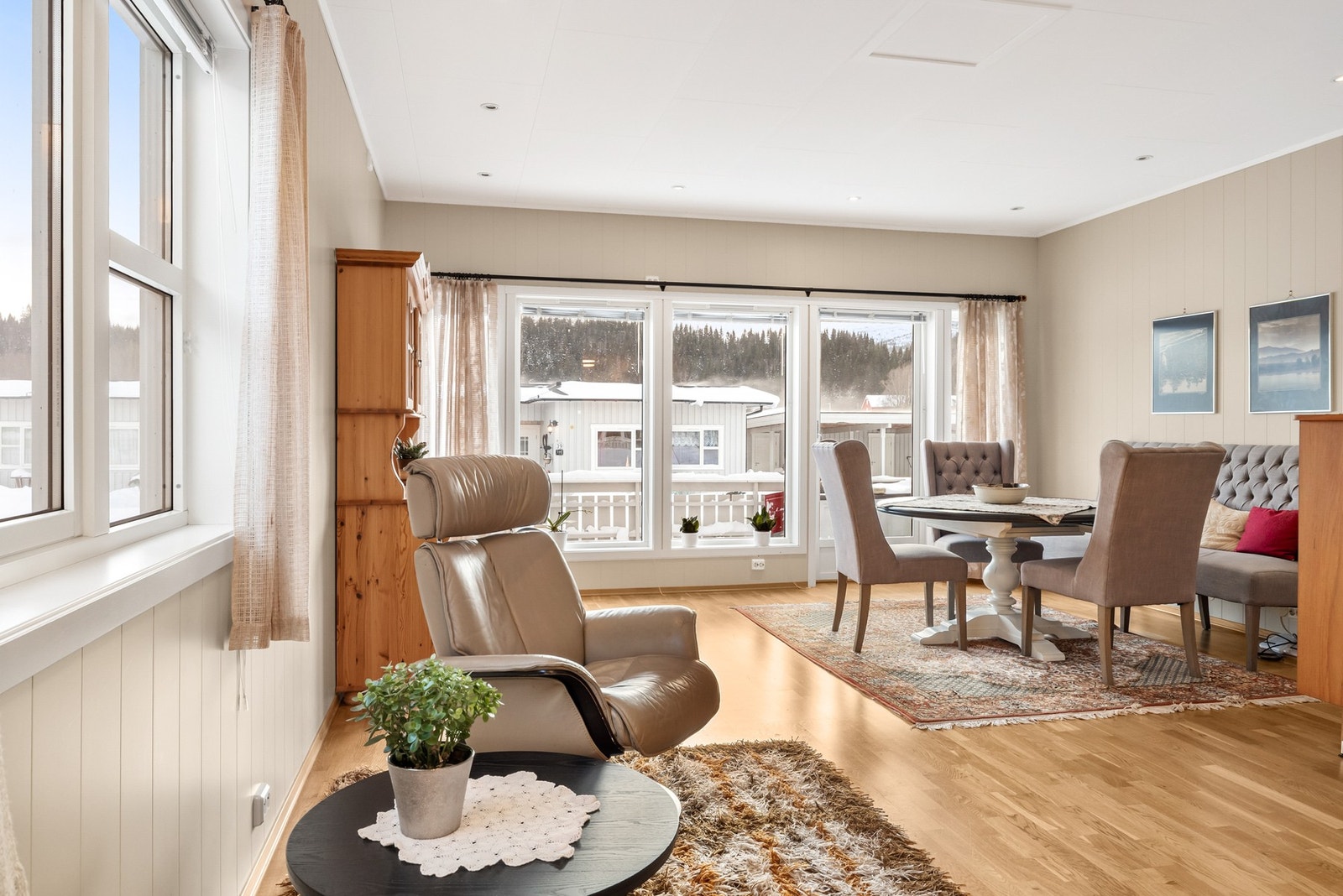 Innvendige overflater med tidløst preg og parkett på gulv Galleribilde