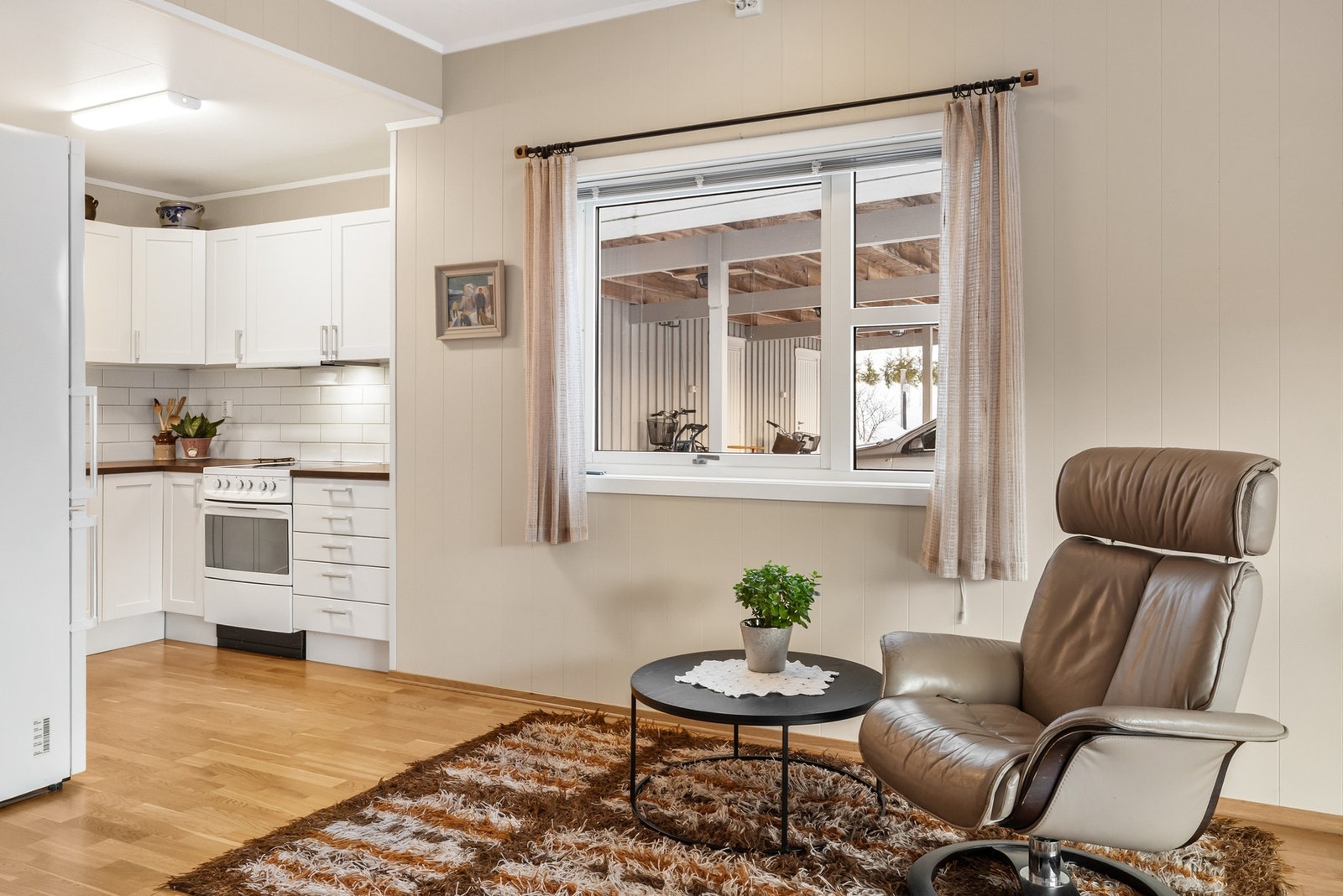 God romfølelse med åpen løsning til kjøkken Galleribilde