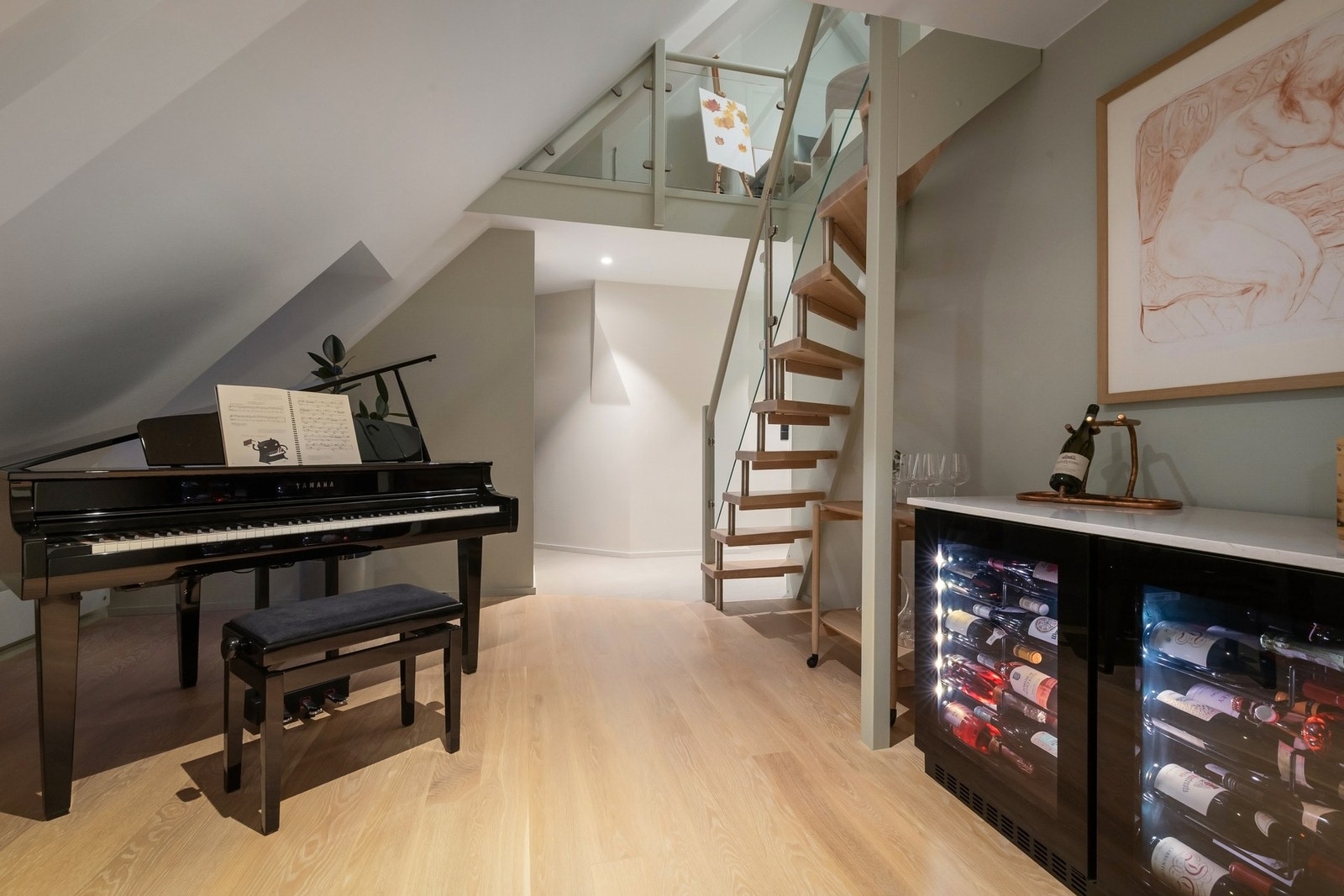 Fleksibel planløsning med to hemser, hver med egen adkomst - Plassbygget løsning med to vinskap og steinplate. Galleribilde