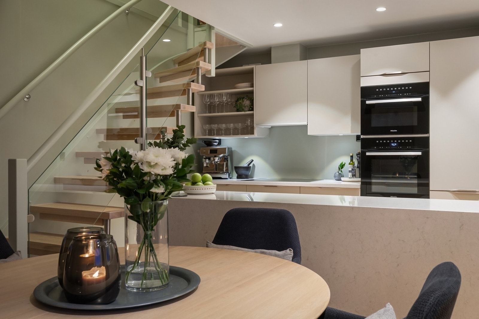 Integrerte hvitevarer bestående av stekeovn, kombiovn, oppvaskmaskin og kjøleskuff fra 2023, samt induksjonstopp og kombinert kjøl-/fryseskap - Alle hvitevarer er fra Miele. Galleribilde