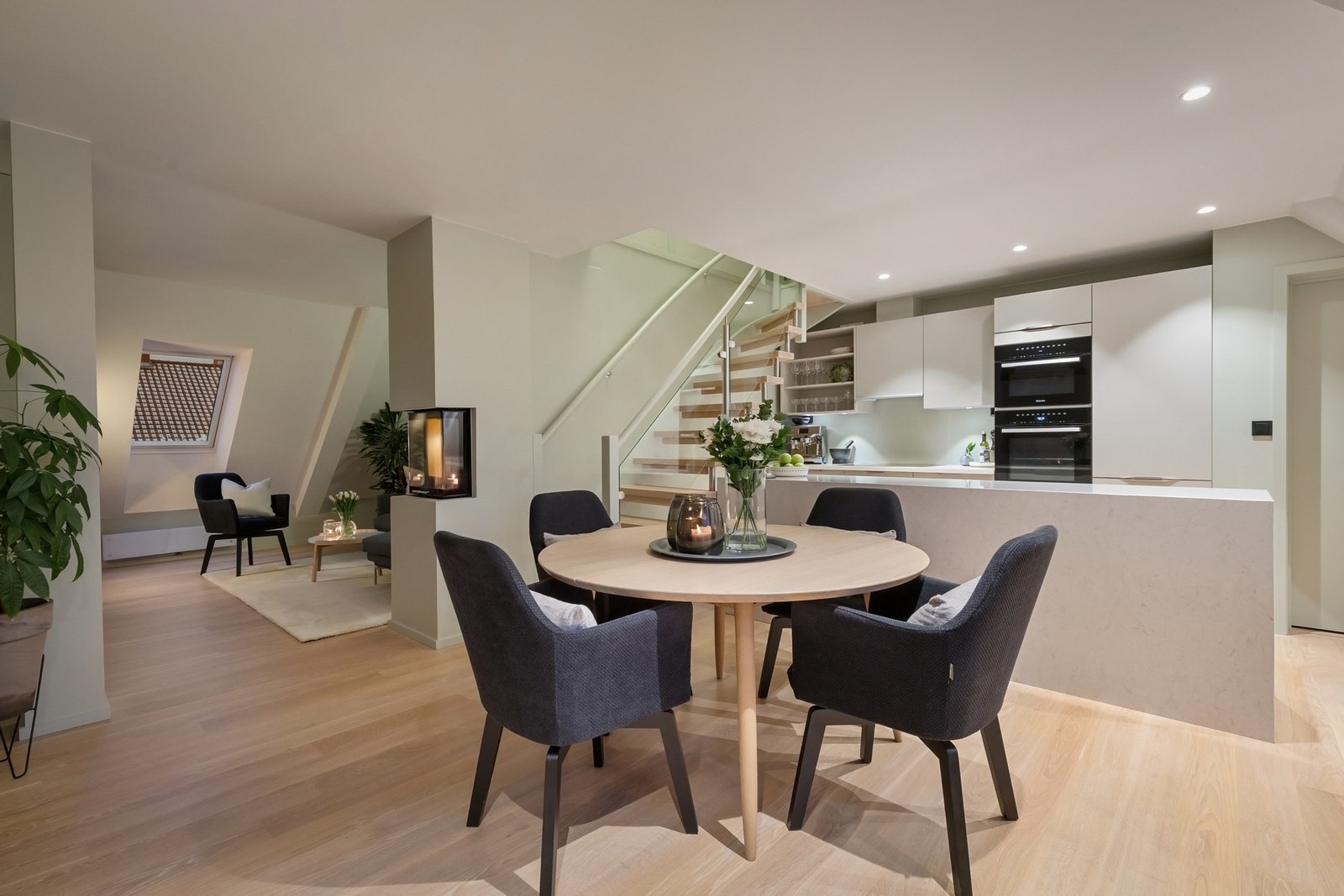 Fin plass til spisebord i tilknytning til kjøkkenet - Massiv kjøkkenøy for ytterligere benk- og skapplass. Galleribilde