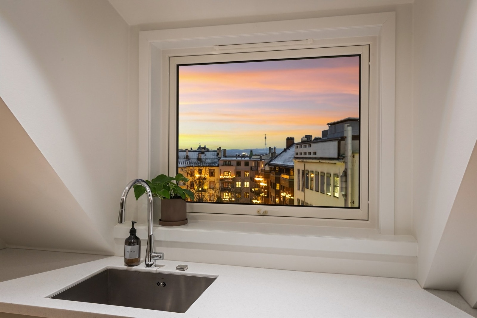 Kjøkkenvinduet har et åpent og luftig utsyn med himmelen som hovedblikkfang. Galleribilde