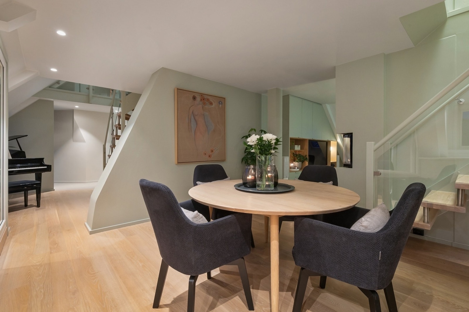 Boligen byr på bl.a. to stuer, spisekjøkken, to bad, to soverom og to hemser. Galleribilde