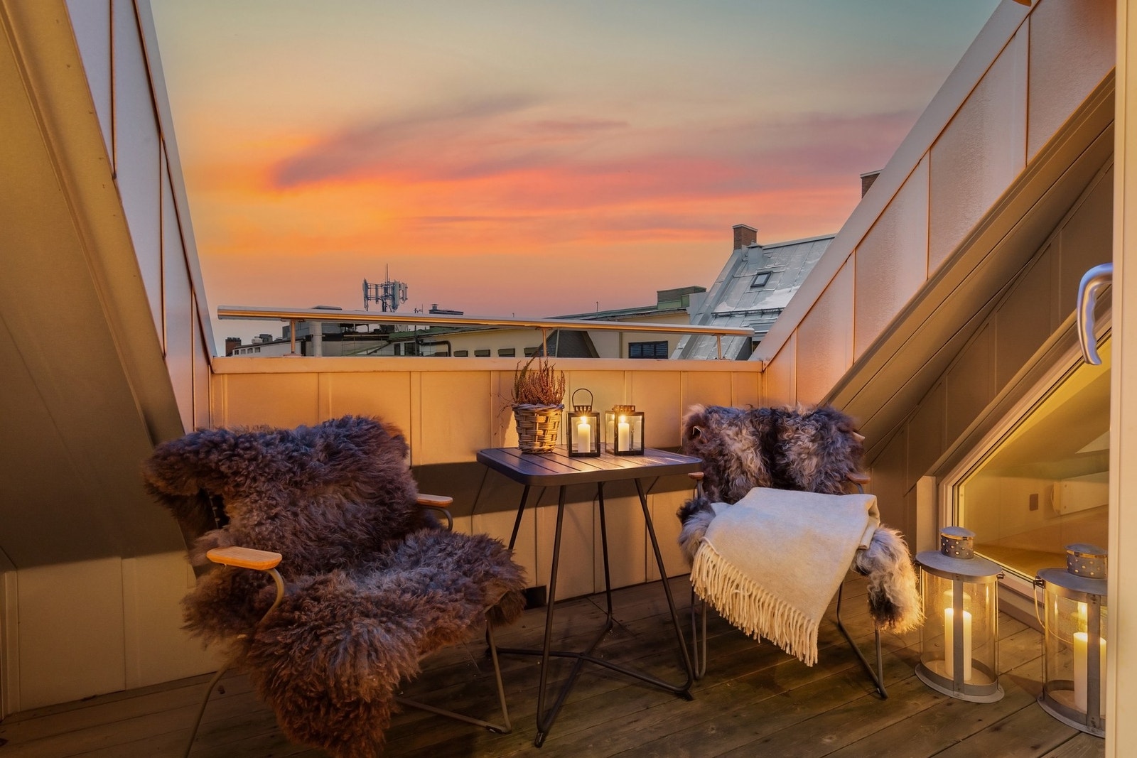 Vestvendt takterrasse på ca. 5 m² med glimrende solforhold - Sol fra tidlig ettermiddag til sen kveld midtsommers. Galleribilde