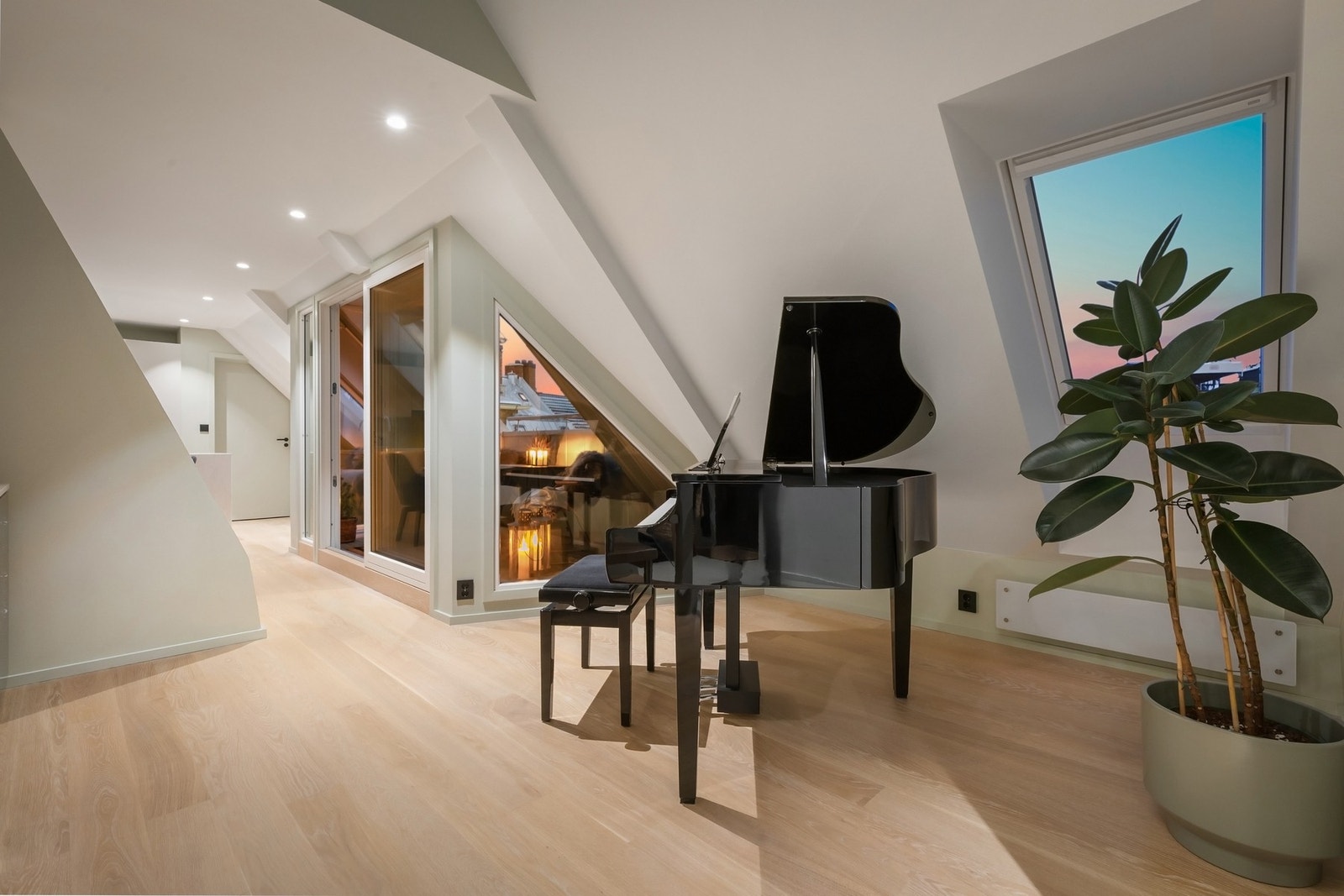 To romslige stuer gir fleksible bruksmuligheter og stor møbleringsfrihet. Galleribilde