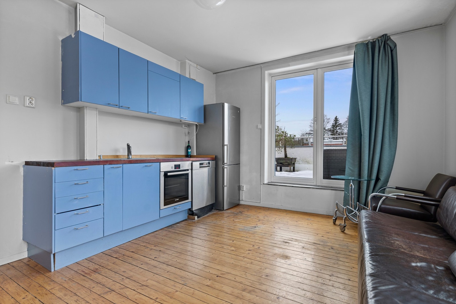 Stuen har en romhøyde på 2,59 meter og en åpen løsning som gir fleksibilitet til ulike møbleringsmuligheter Galleribilde