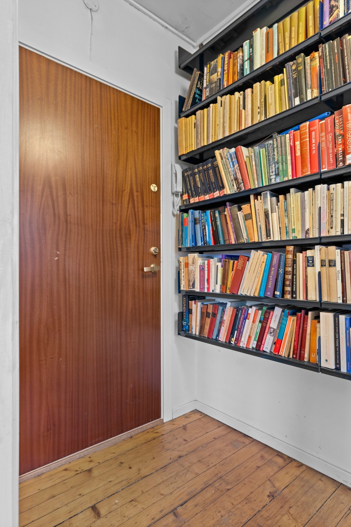 Entréen har en funksjonell størrelse som gir plass til oppbevaring av yttertøy og sko Galleribilde