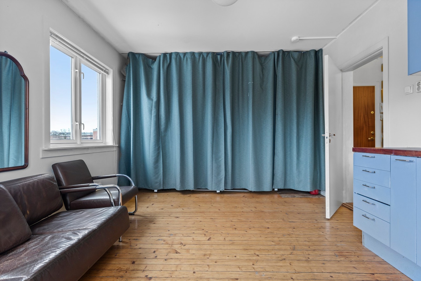 Rommet har gode lysforhold fra flere vinduer Galleribilde