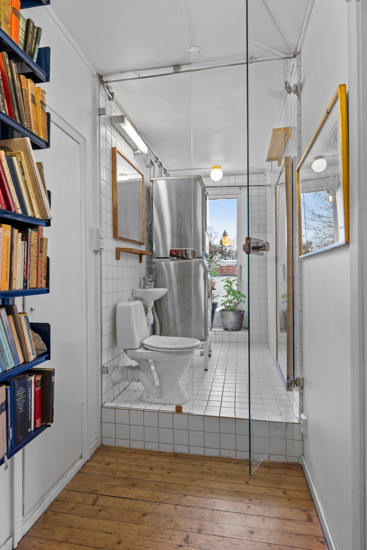 Badet har en romhøyde på 2,36 meter og flislagte vegger og gulv Galleribilde