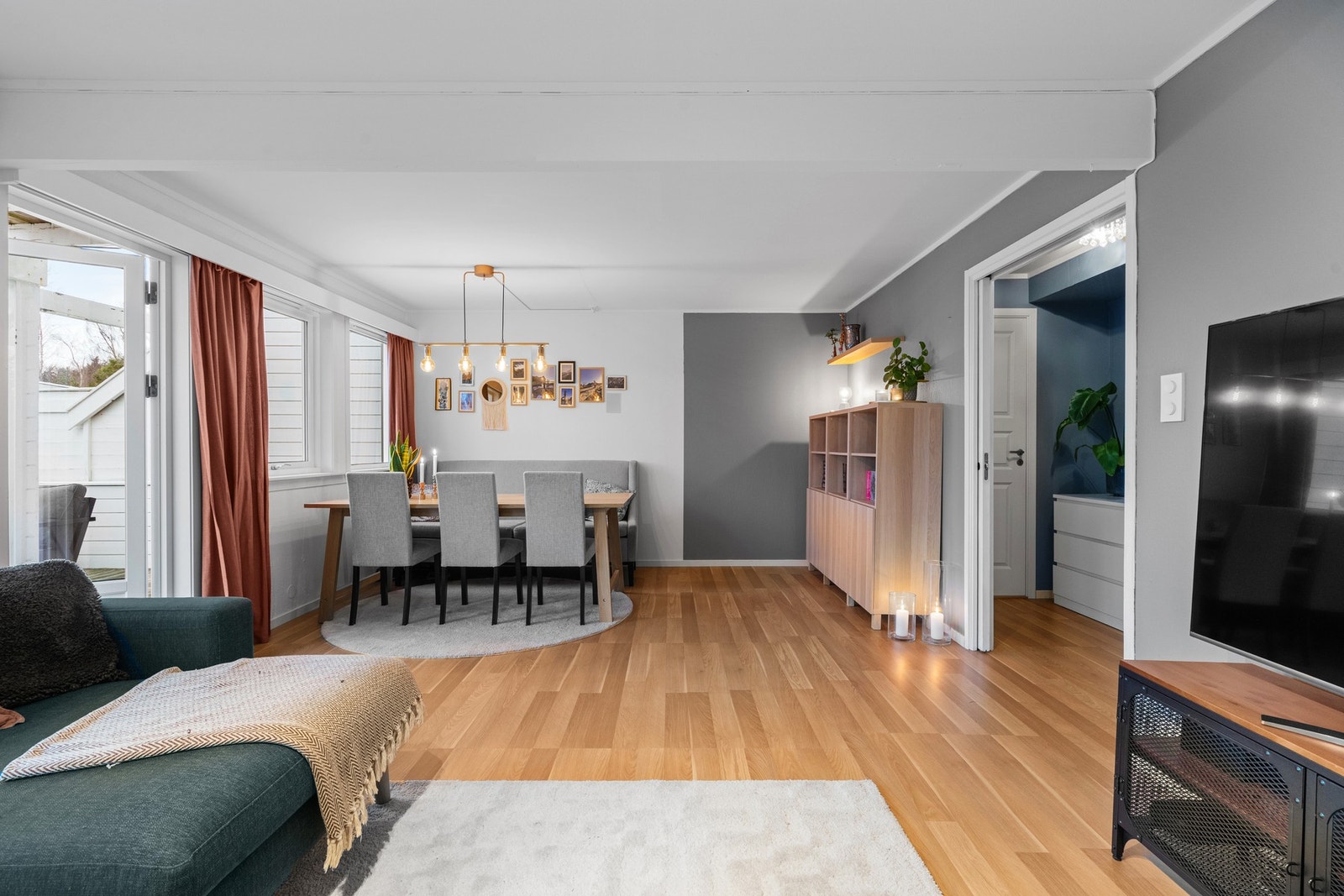 Åpen løsning mot spiseområdet som gir en sosial og naturlig flyt mellom rommene. Galleribilde