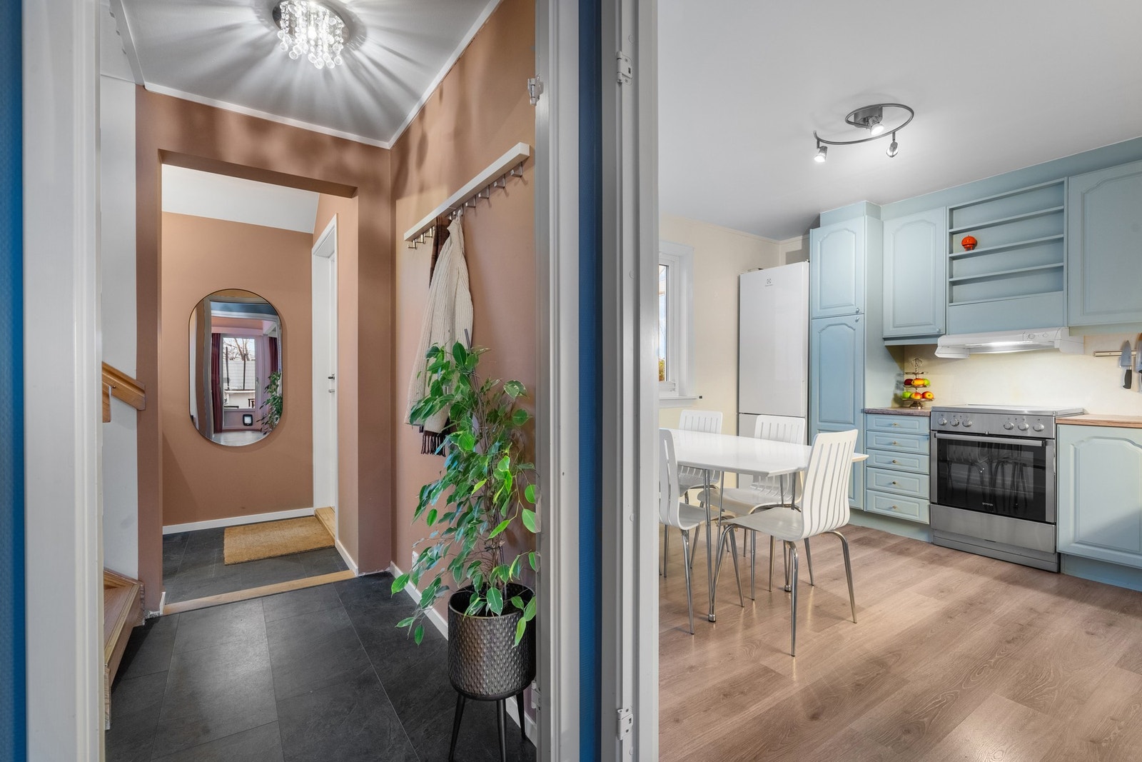 Fra inngangsdøren er det enkel og praktisk tilgang til kjøkkenet. Galleribilde