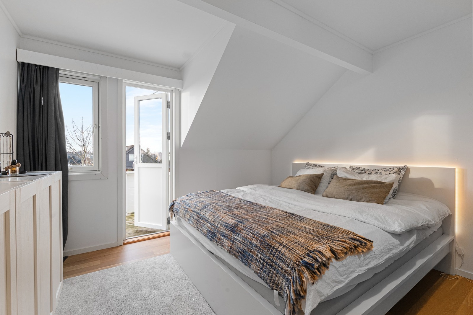 Hovedsoverommet har utgang til egen balkong, som gir en privat og hyggelig uteplass. Galleribilde