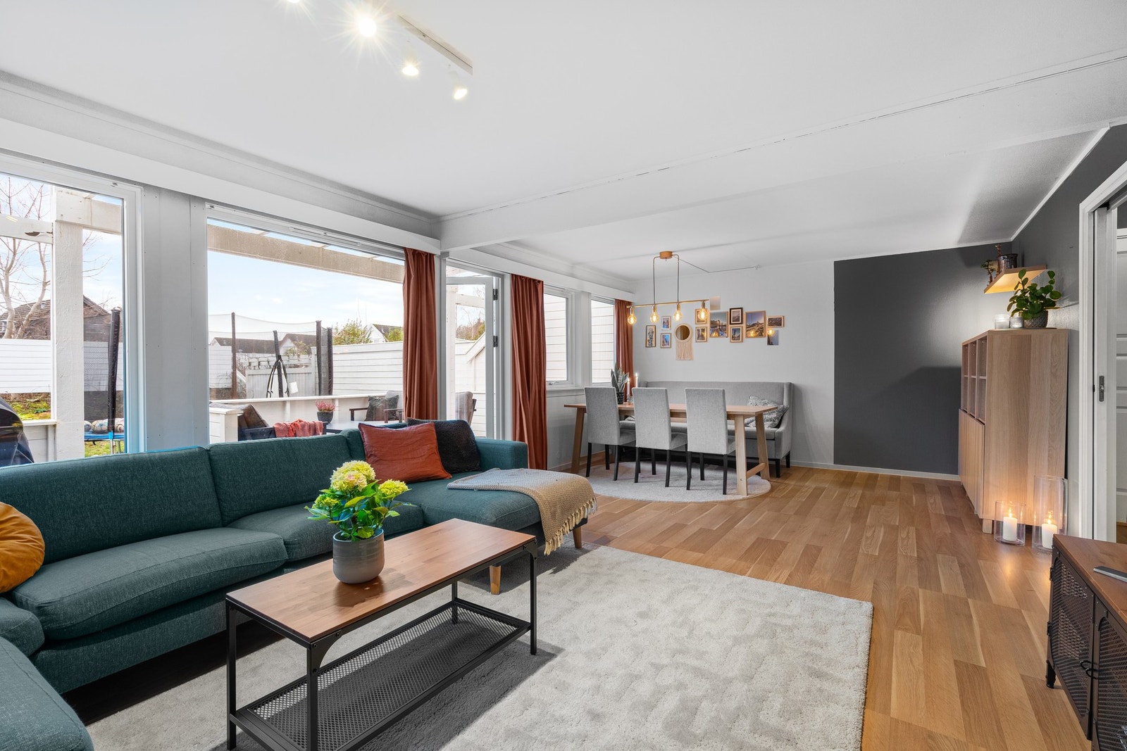 Åpen og luftig stue med store vindusflater som fyller rommet med naturlig lys og skaper en behagelig atmosfære. Galleribilde