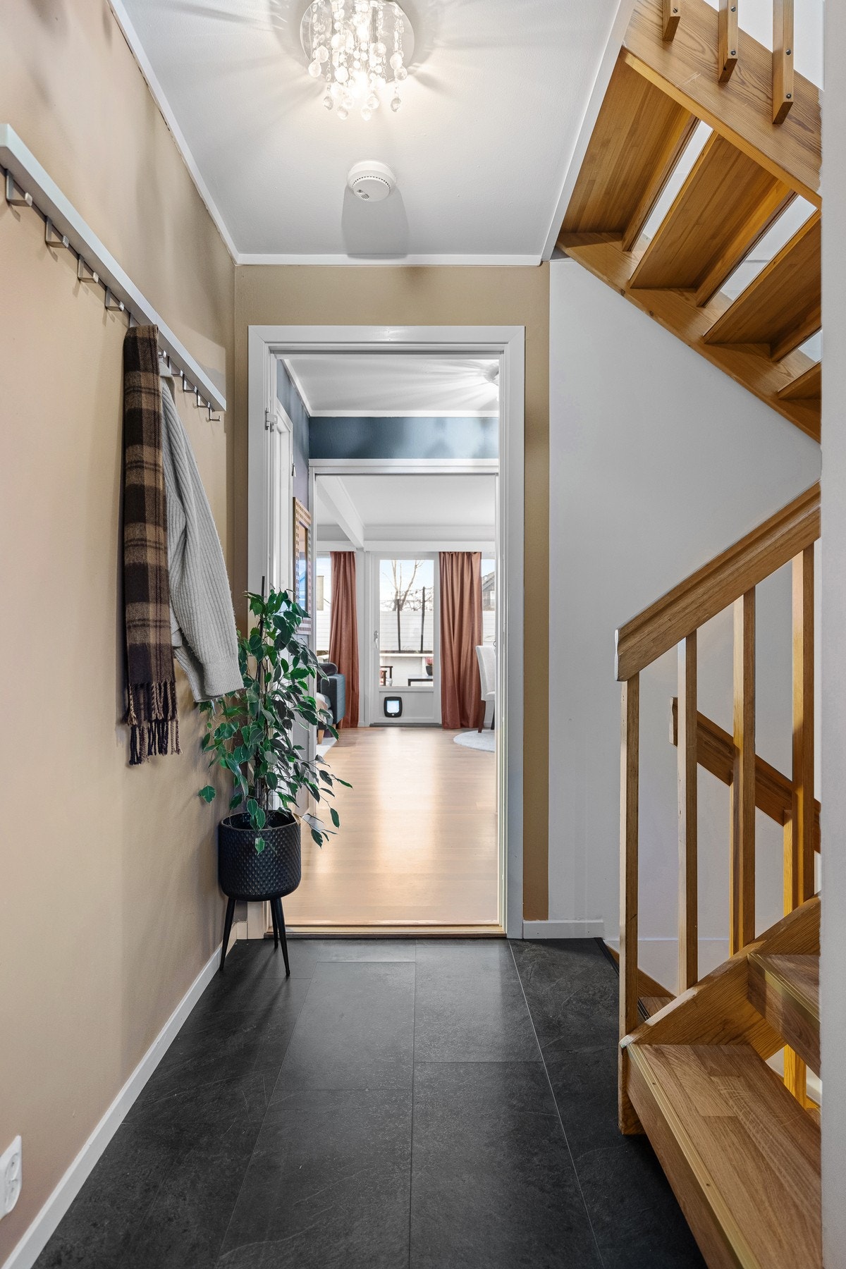 Boligen bindes sammen av en lys gang med behagelige farger som gir en harmonisk overgang mellom rommene. Galleribilde