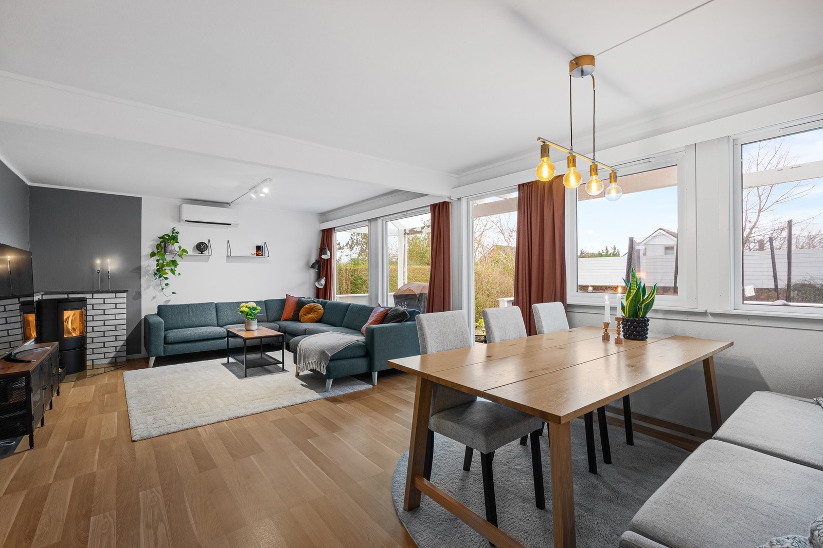 Lyse farger og en stilren innredning skaper en lys og innbydende stue. Galleribilde