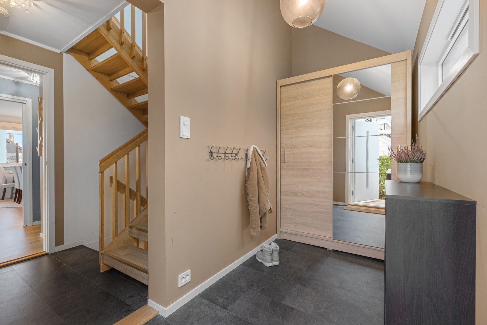 Praktisk plass til oppbevaring av yttertøy, som holder entréen ryddig og oversiktlig. Galleribilde