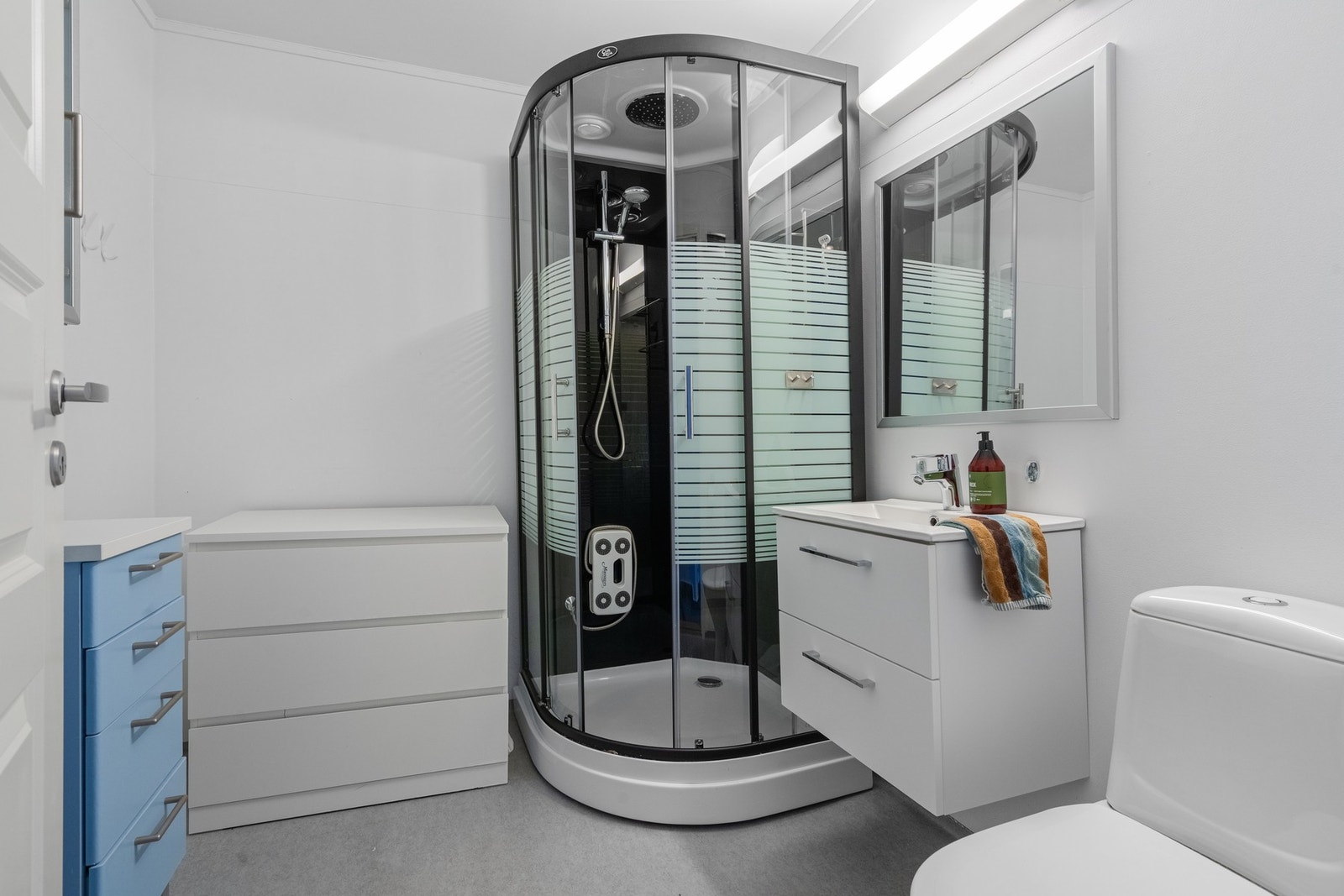 Badet har en praktisk planløsning med god plass til oppbevaring. Galleribilde