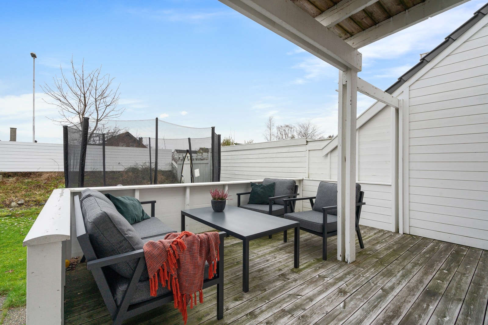 Sydvendt terrasse med flotte solforhold, et perfekt sted å nyte varme dager og lange kvelder. Galleribilde