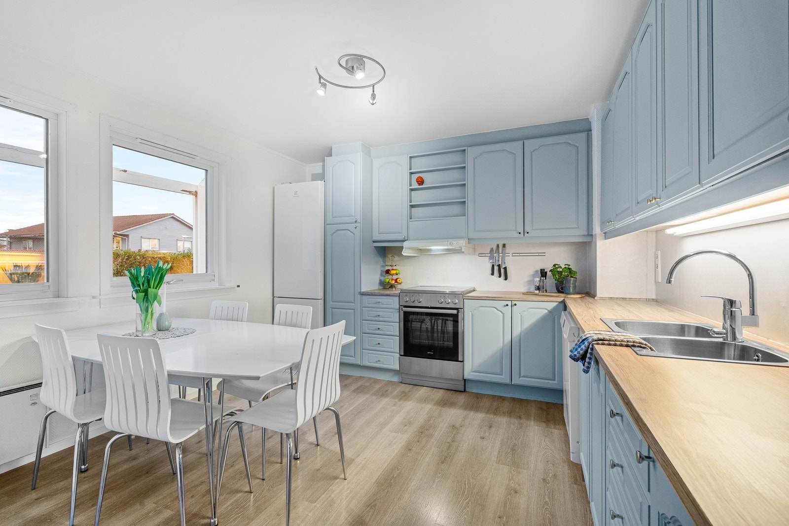 Klassisk kjøkken med god benkeplass og smart oppbevaring som gjør matlagingen enkel og oversiktlig. Galleribilde