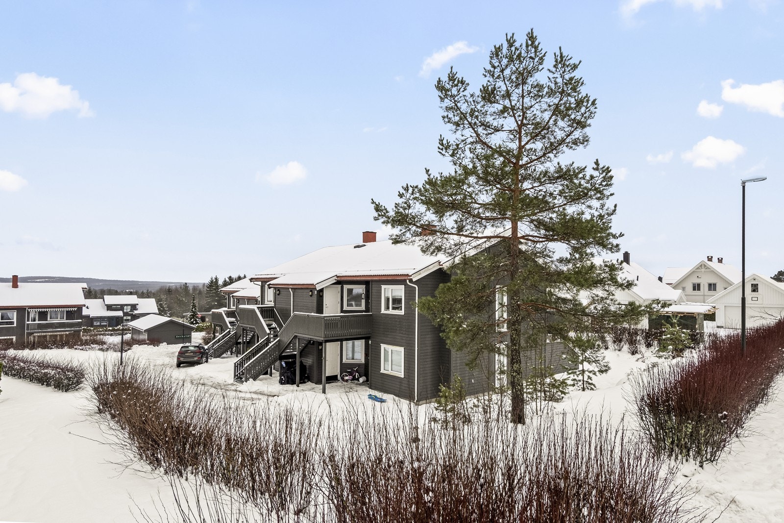 Bygningsmassen har en klassisk utforming med mørk trekledning. Galleribilde