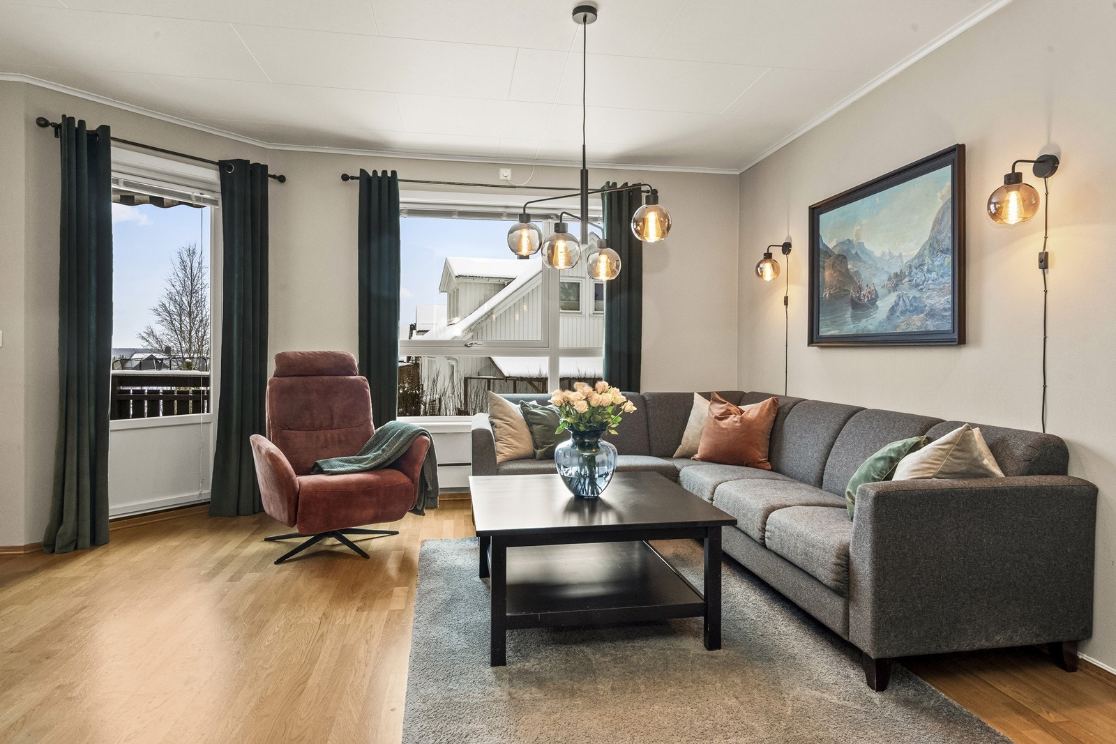 Store vindusflater gir rikelig med naturlig lys inn i rommet. Galleribilde