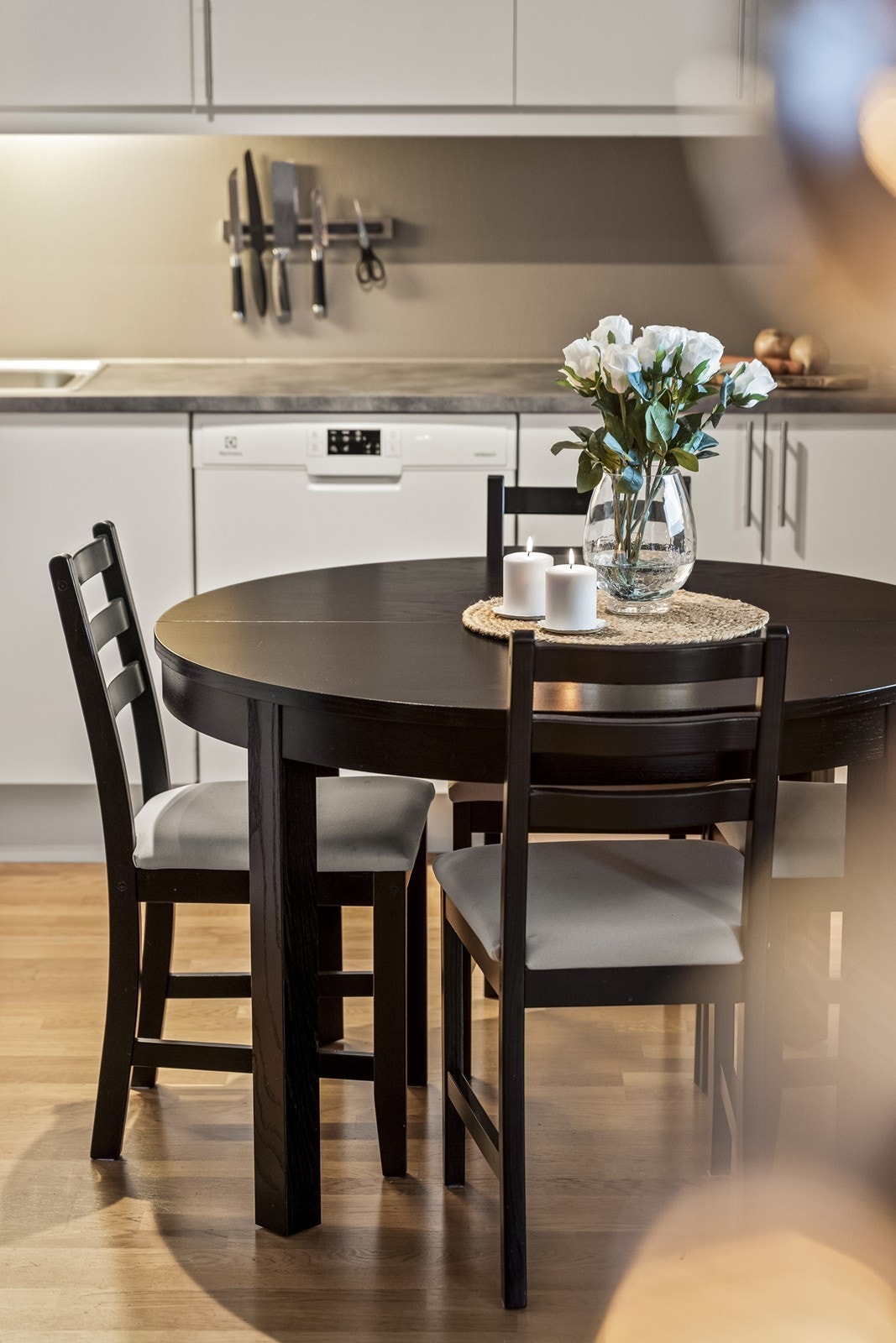 Det er en naturlig plass for et spisebord i tilknytning til kjøkkenet. Galleribilde