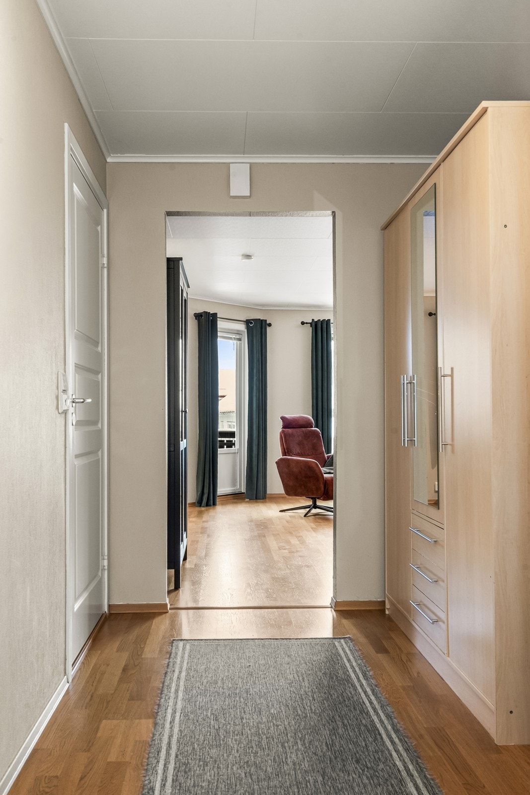 Fra entreen ledes du videre inn mot leilighetens sosiale sone. Galleribilde